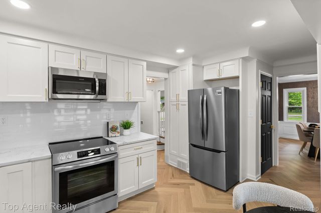 1894 Broadstone Road, Grosse Pointe Woods, MI 48236