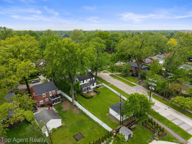 1894 Broadstone Road, Grosse Pointe Woods, MI 48236