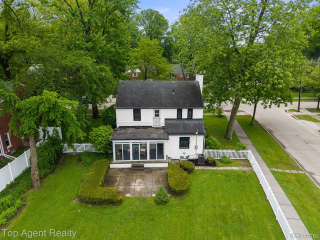1894 Broadstone Road, Grosse Pointe Woods, MI 48236