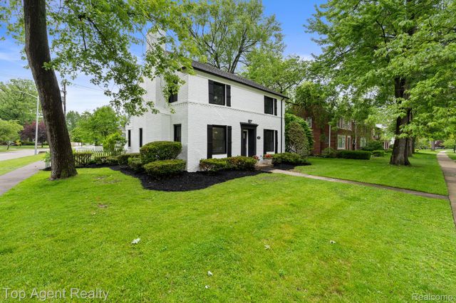 1894 Broadstone Road, Grosse Pointe Woods, MI 48236