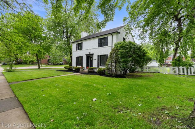 1894 Broadstone Road, Grosse Pointe Woods, MI 48236