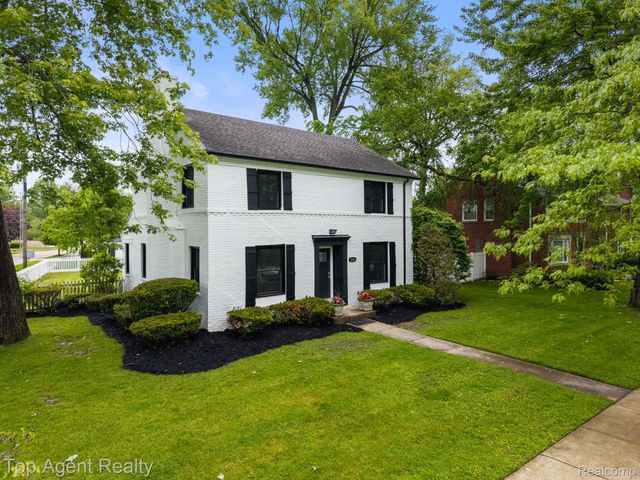 1894 Broadstone Road, Grosse Pointe Woods, MI 48236