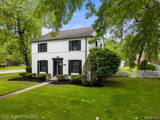 1894 Broadstone Road, Grosse Pointe Woods, MI 48236