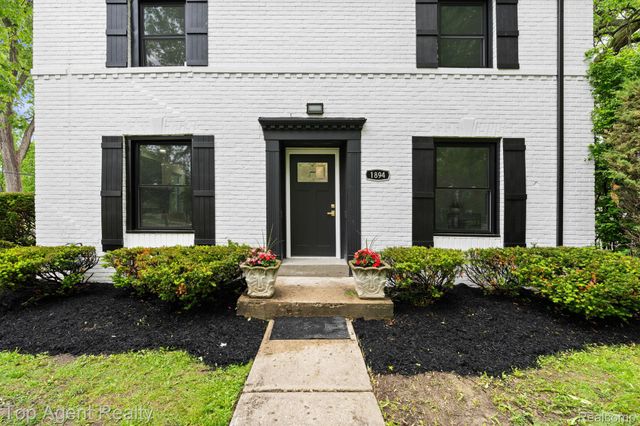 1894 Broadstone Road, Grosse Pointe Woods, MI 48236