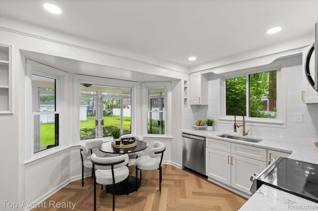 1894 Broadstone Road, Grosse Pointe Woods, MI 48236