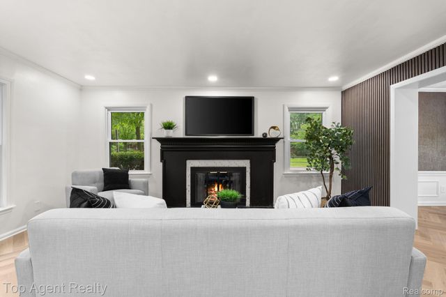 1894 Broadstone Road, Grosse Pointe Woods, MI 48236