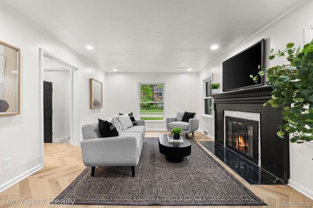 1894 Broadstone Road, Grosse Pointe Woods, MI 48236