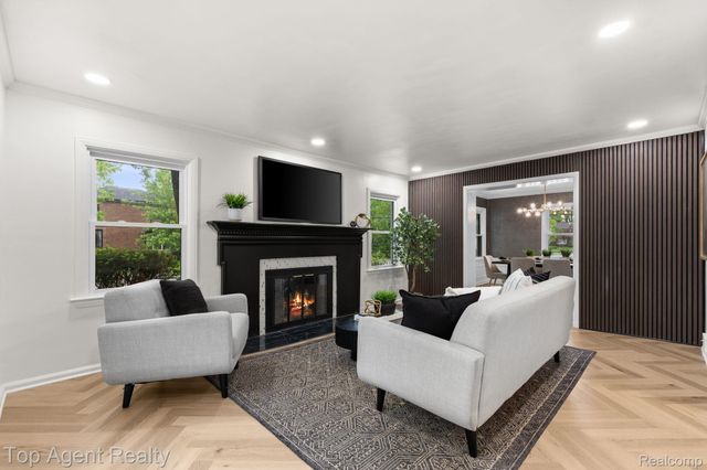1894 Broadstone Road, Grosse Pointe Woods, MI 48236