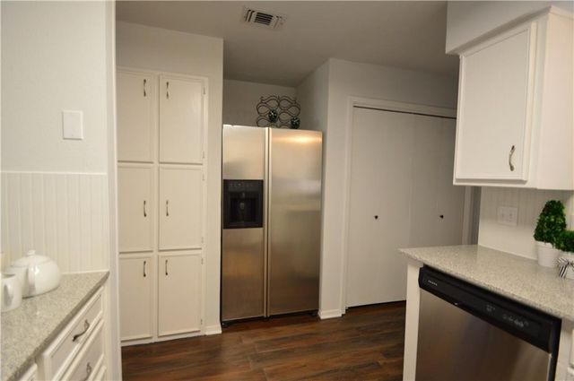 518 Hunters Glen Street, Lewisville, TX 75067