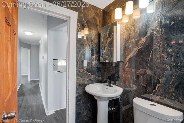 6042 Highview Street, Dearborn Heights, MI 48127