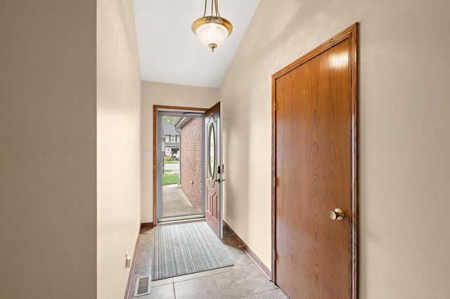 1242 Griffin Lake Avenue, Chesterton, IN 46304