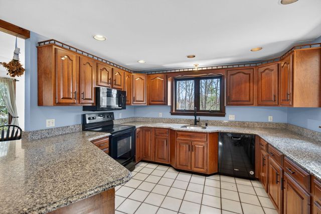 16 Berkeley Street, Pelham, NH 03076