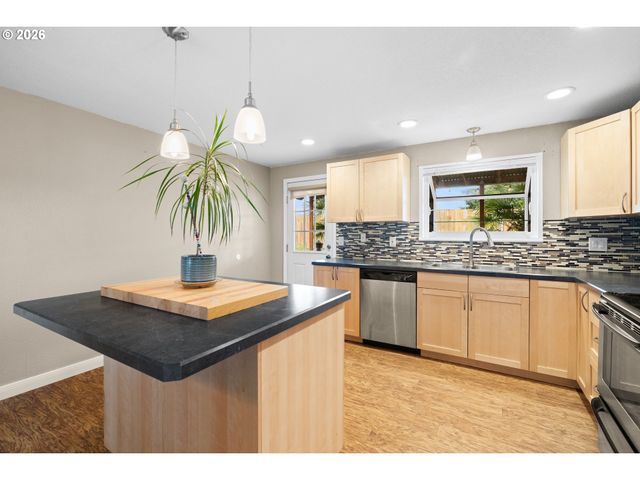 1128 Se FIR GROVE Loop, Hillsboro, OR 97123
