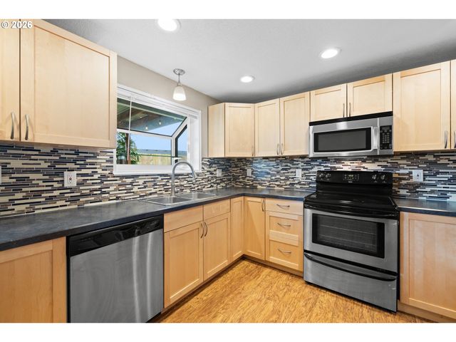 1128 Se FIR GROVE Loop, Hillsboro, OR 97123