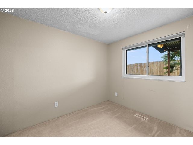 1128 Se FIR GROVE Loop, Hillsboro, OR 97123