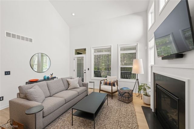 123 Town Centre Drive, Broadview Heights, OH 44147