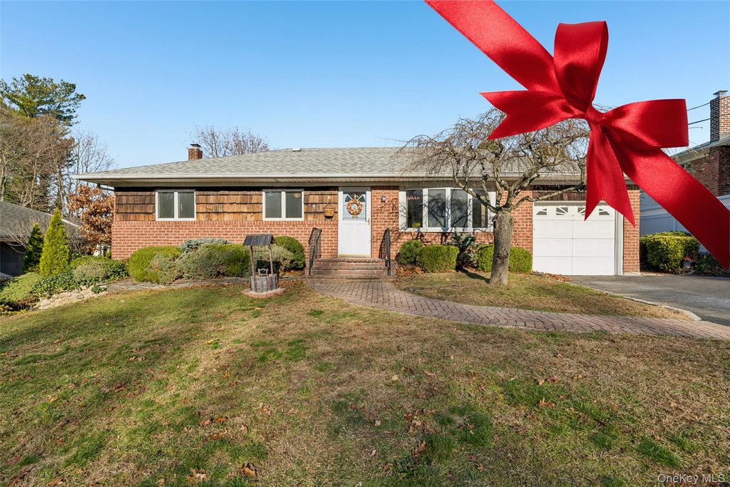 6 Silver Avenue, Huntington Station, NY 11746