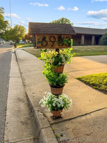 6953 E 61st Place, Tulsa, OK 74133