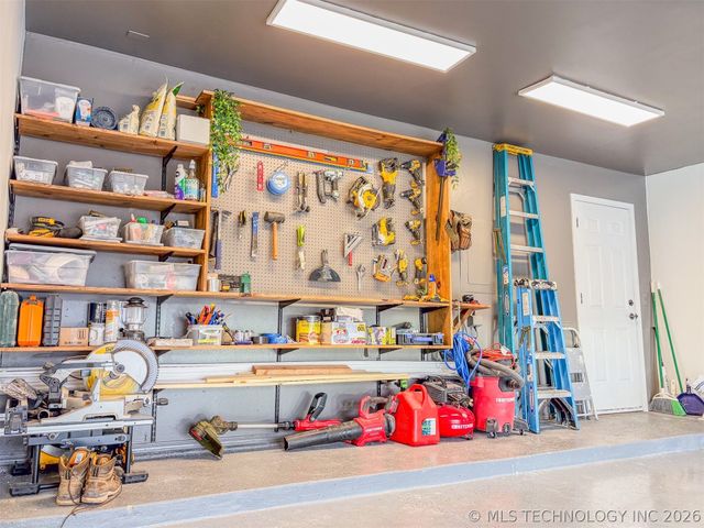 6953 E 61st Place, Tulsa, OK 74133