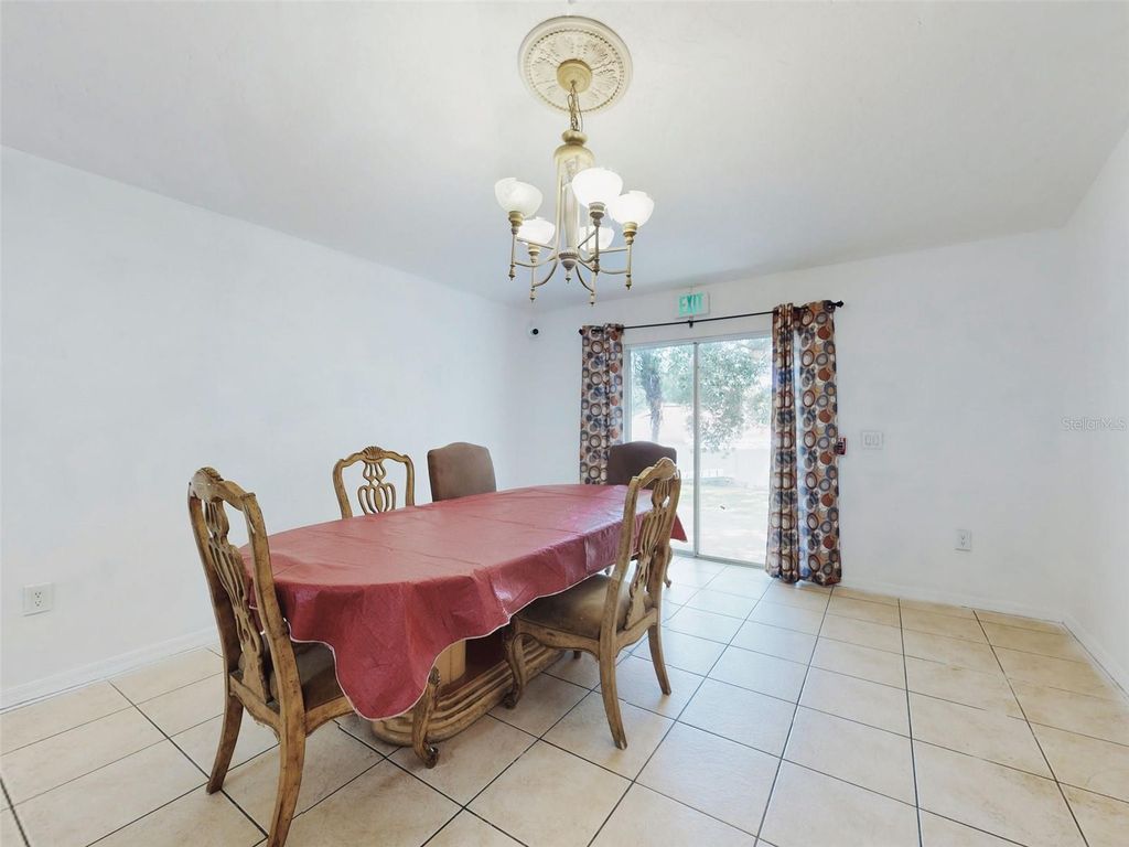 Image 13 of property listing at 185 WINDING COVE AVENUE, Apopka, FL 32703