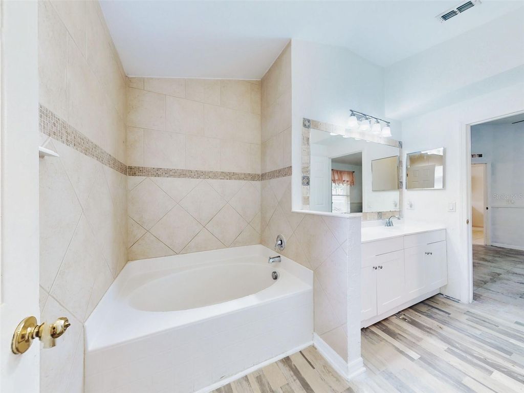 Image 18 of property listing at 185 WINDING COVE AVENUE, Apopka, FL 32703