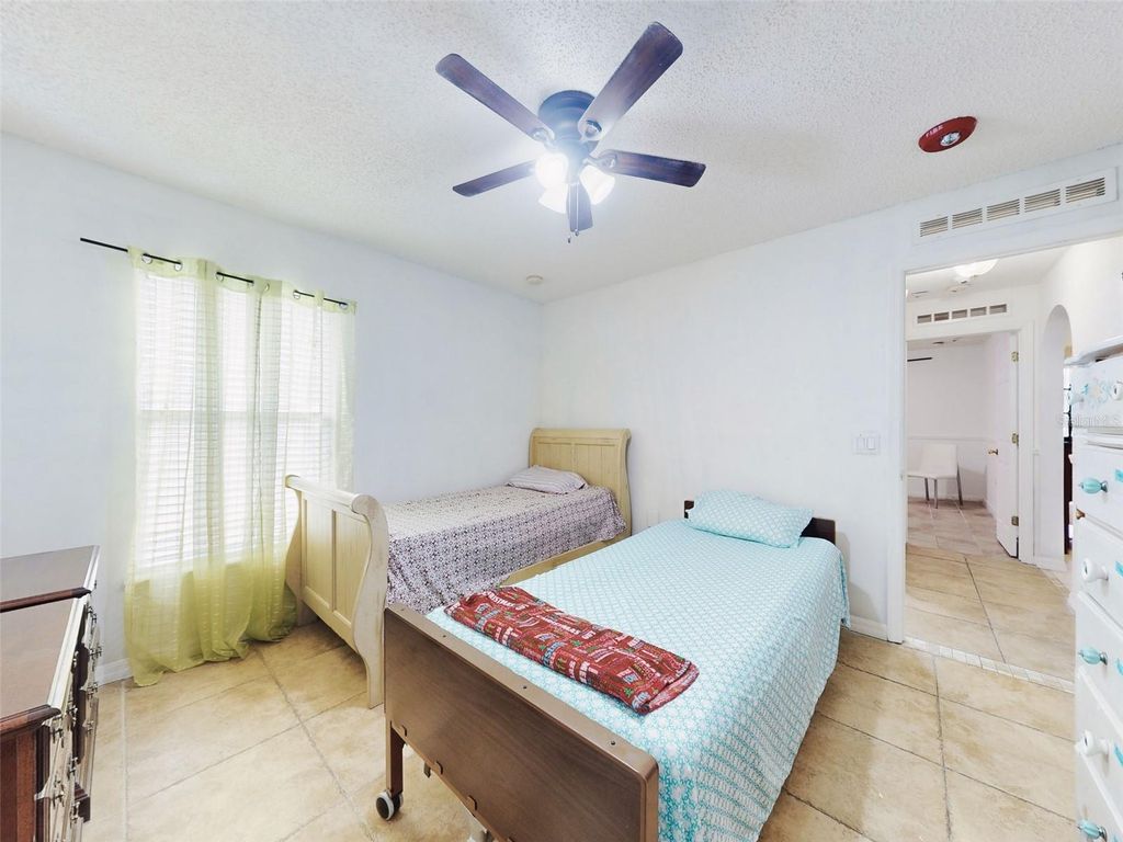 Image 25 of property listing at 185 WINDING COVE AVENUE, Apopka, FL 32703