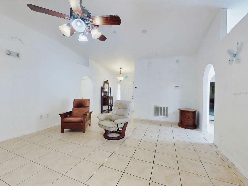 Image 4 of property listing at 185 WINDING COVE AVENUE, Apopka, FL 32703