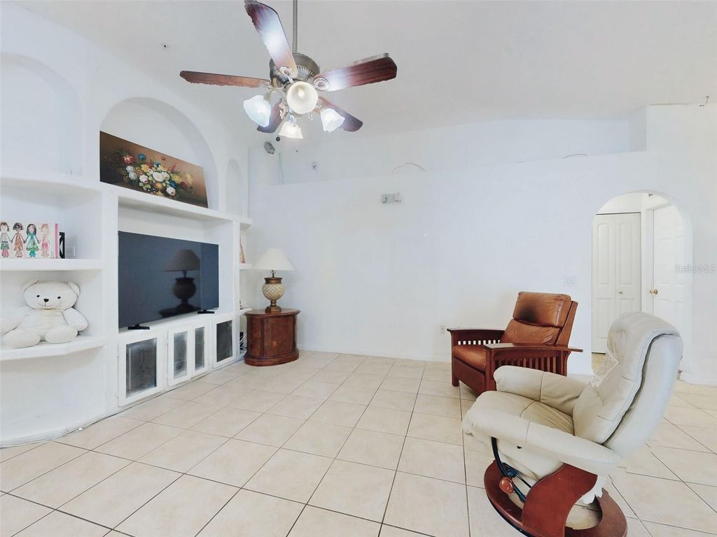 Image 5 of property listing at 185 WINDING COVE AVENUE, Apopka, FL 32703