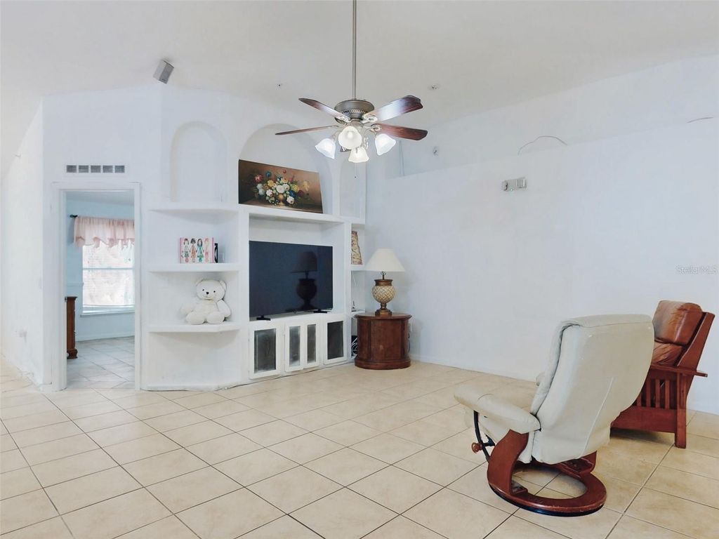 Image 6 of property listing at 185 WINDING COVE AVENUE, Apopka, FL 32703