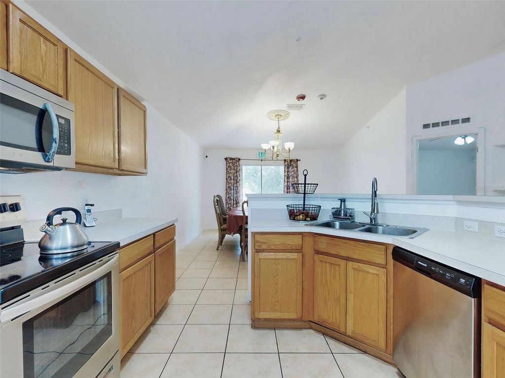 Image 7 of property listing at 185 WINDING COVE AVENUE, Apopka, FL 32703