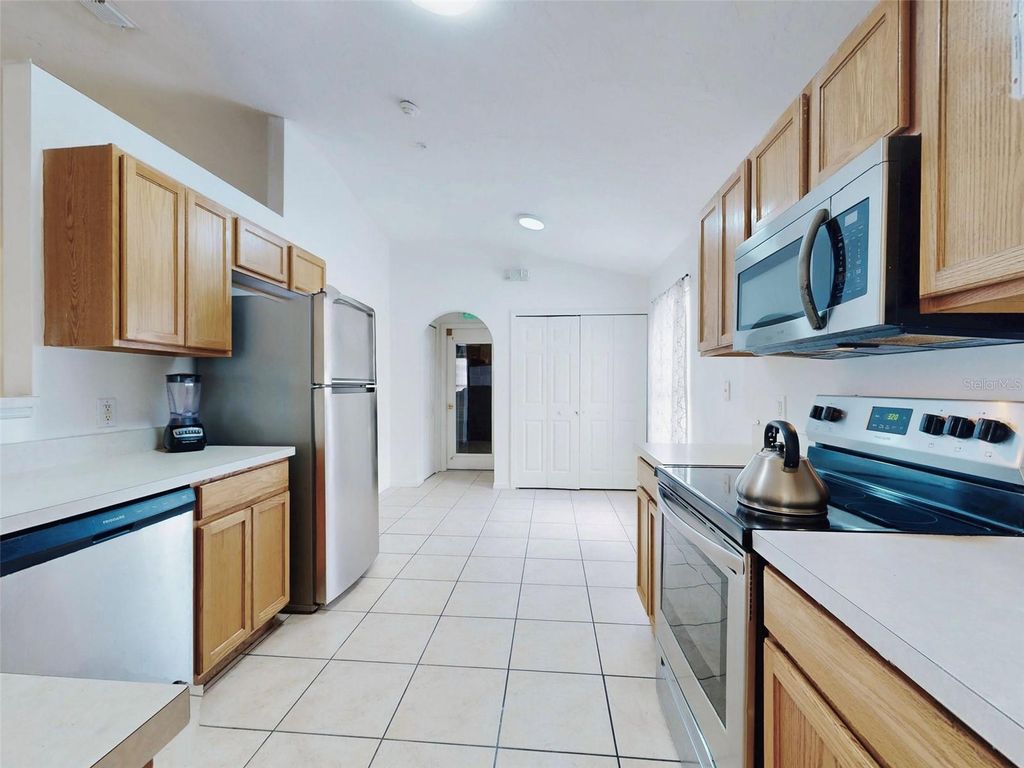 Image 8 of property listing at 185 WINDING COVE AVENUE, Apopka, FL 32703
