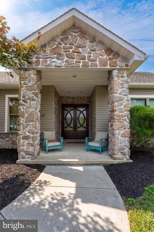 110 BRYLEA DR, Mount Wolf, PA 17347