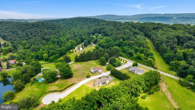 110 BRYLEA DR, Mount Wolf, PA 17347