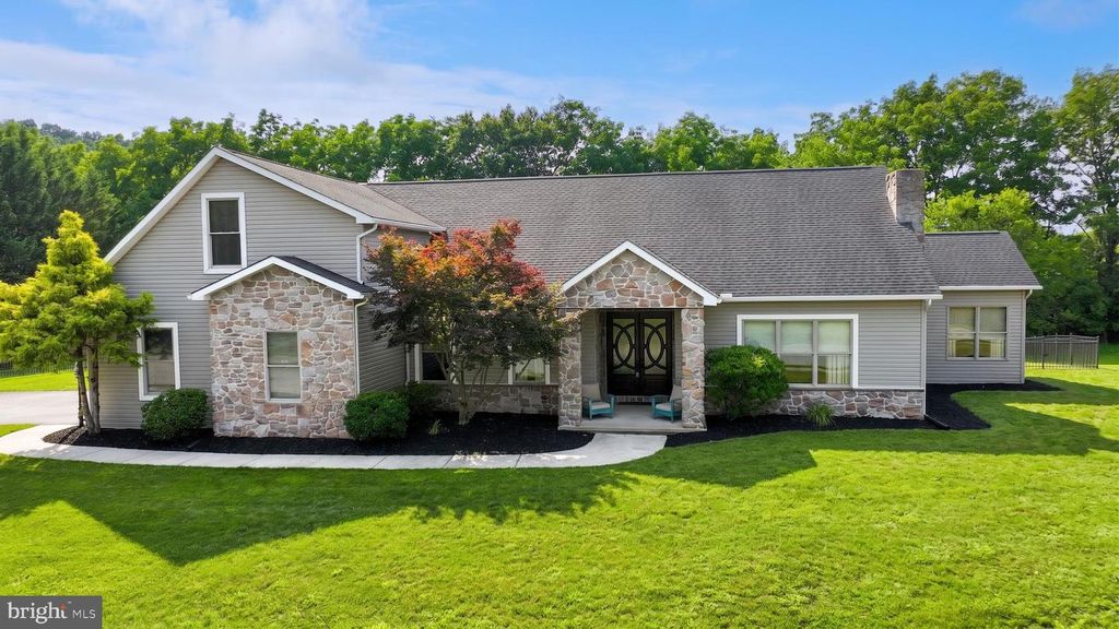 110 BRYLEA DR, Mount Wolf, PA 17347