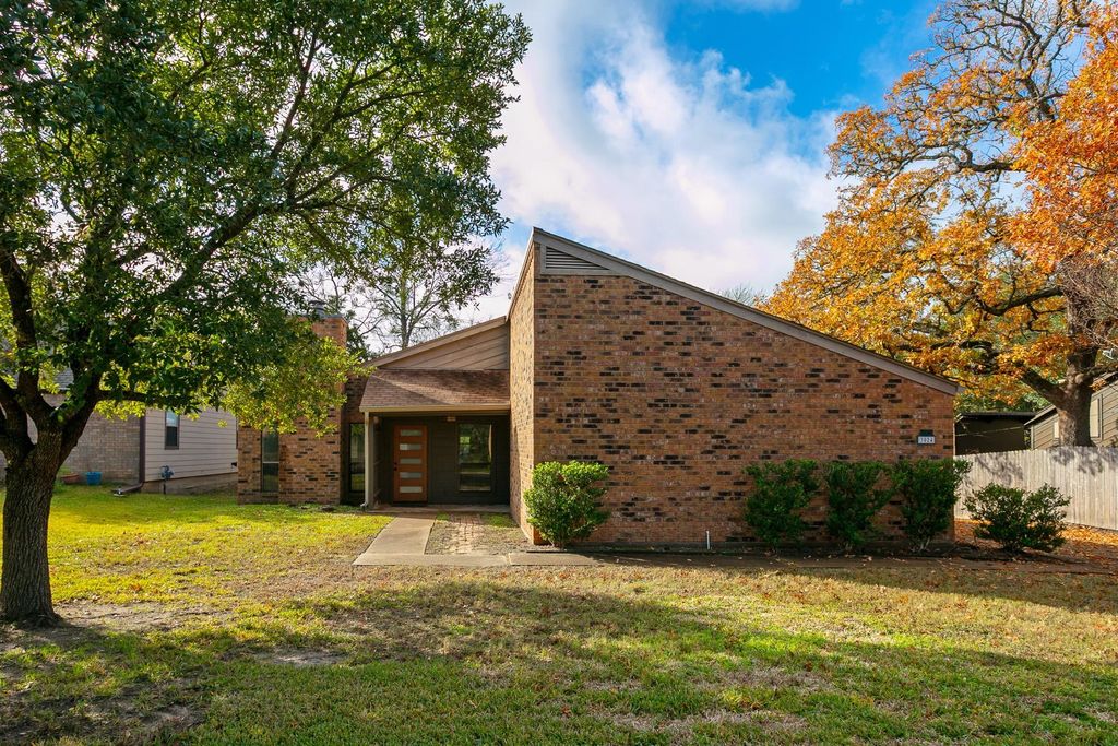 3024 Westwood Main Drive, Bryan, TX 77807