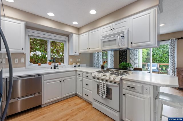 1166 Keystone Lp NE, Keizer, OR 97303