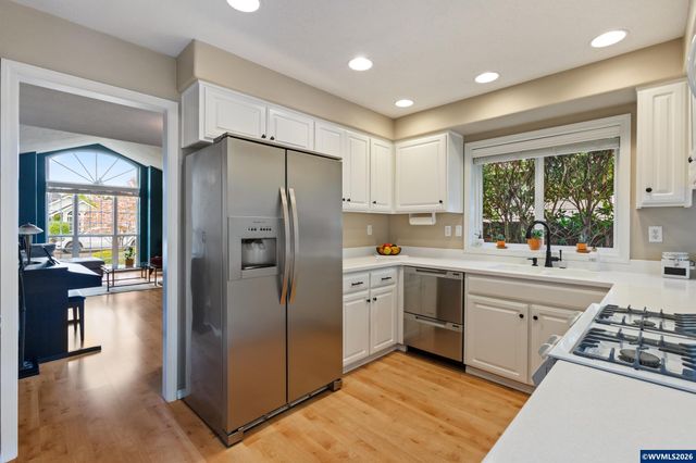 1166 Keystone Lp NE, Keizer, OR 97303