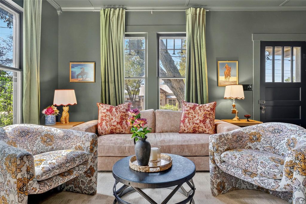 210 E Travis ST, Fredericksburg, TX 78624