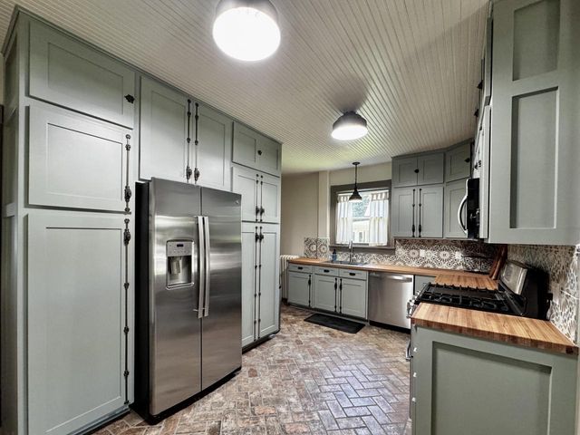 520 W Wisconsin AVENUE, Oconomowoc, WI 53066