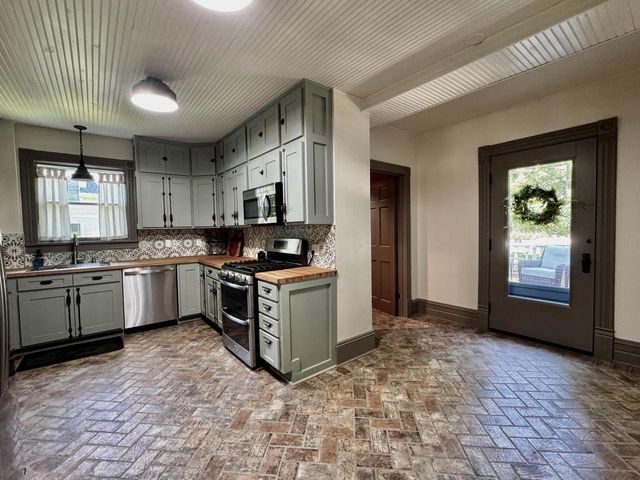520 W Wisconsin AVENUE, Oconomowoc, WI 53066