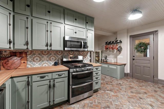 520 W Wisconsin AVENUE, Oconomowoc, WI 53066