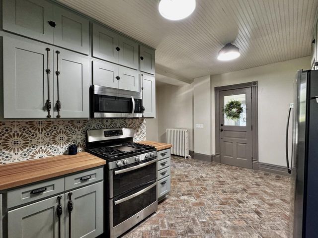 520 W Wisconsin AVENUE, Oconomowoc, WI 53066