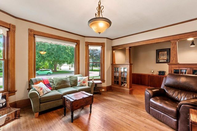 520 W Wisconsin AVENUE, Oconomowoc, WI 53066