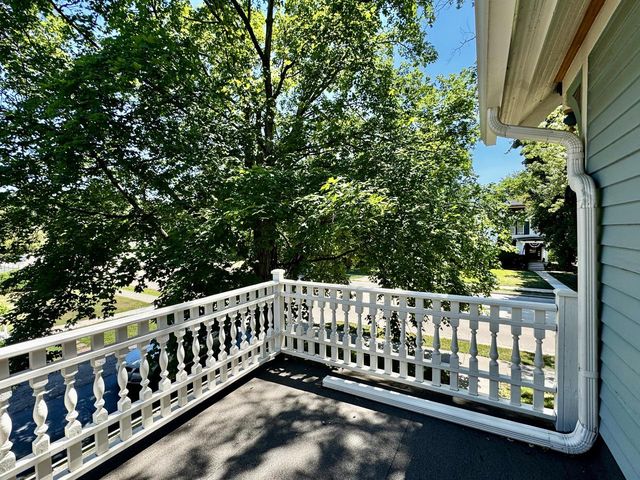 520 W Wisconsin AVENUE, Oconomowoc, WI 53066