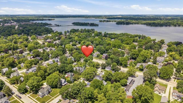520 W Wisconsin AVENUE, Oconomowoc, WI 53066