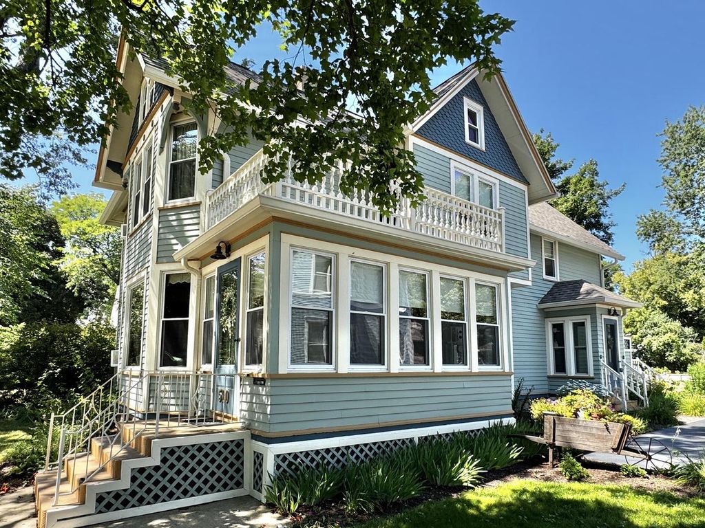 520 W Wisconsin AVENUE, Oconomowoc, WI 53066