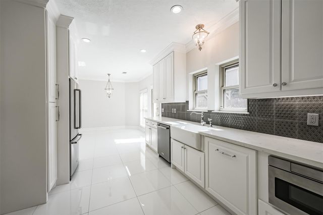 207 Victoria Way, Friendswood, TX 77546