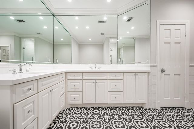 207 Victoria Way, Friendswood, TX 77546