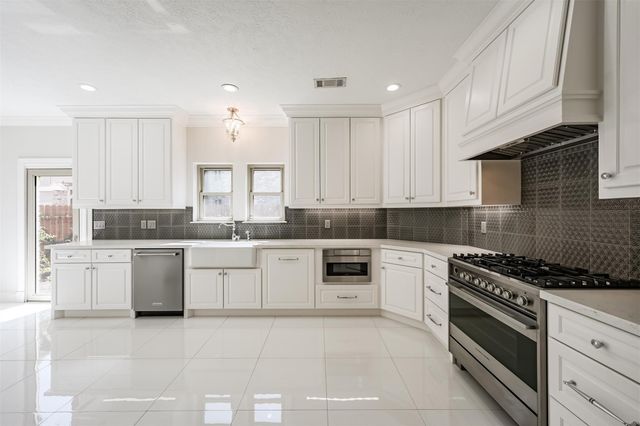 207 Victoria Way, Friendswood, TX 77546