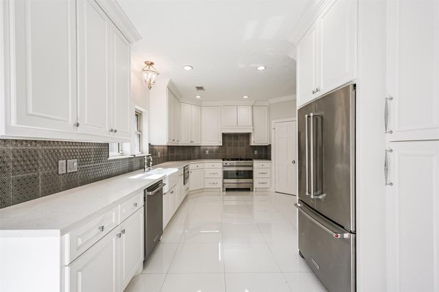 207 Victoria Way, Friendswood, TX 77546